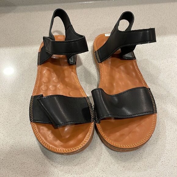 SHEIN Flat Sandal with Black Straps and Brown Sole NWT Never Worn Excellent Con… - Picture 2 of 6